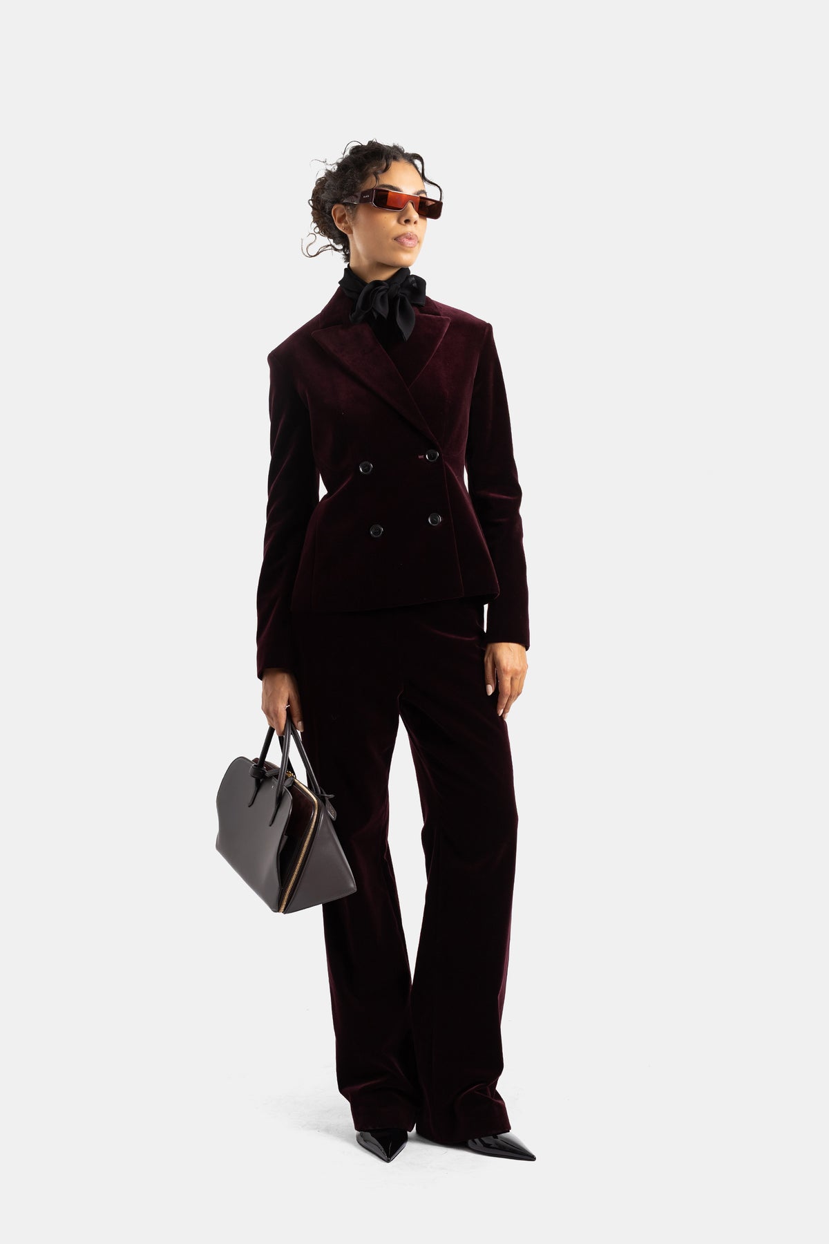 Conjunto Maison Alaïa de terciopelo berenjena estilo look total con blazer cruzado y pantalón campana