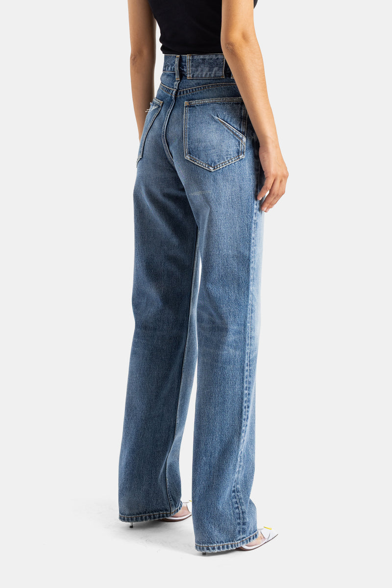 Maison Alaïa jean droit femme en denim bleu délavé, vue dos révélant poche arrière et taille corsetée