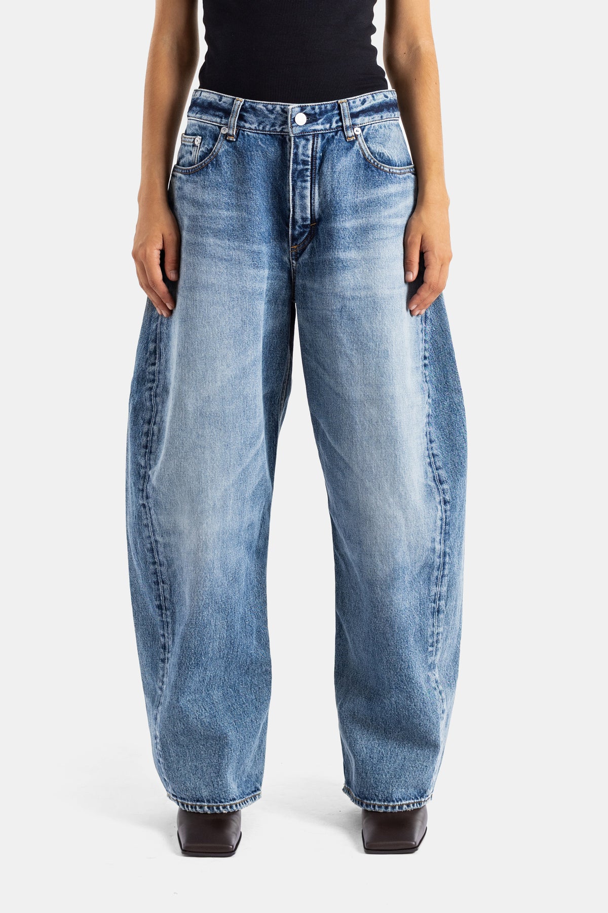 Maison Alaïa jean Rodeo coupe tonneau taille haute en denim vintage délavé bleu moyen