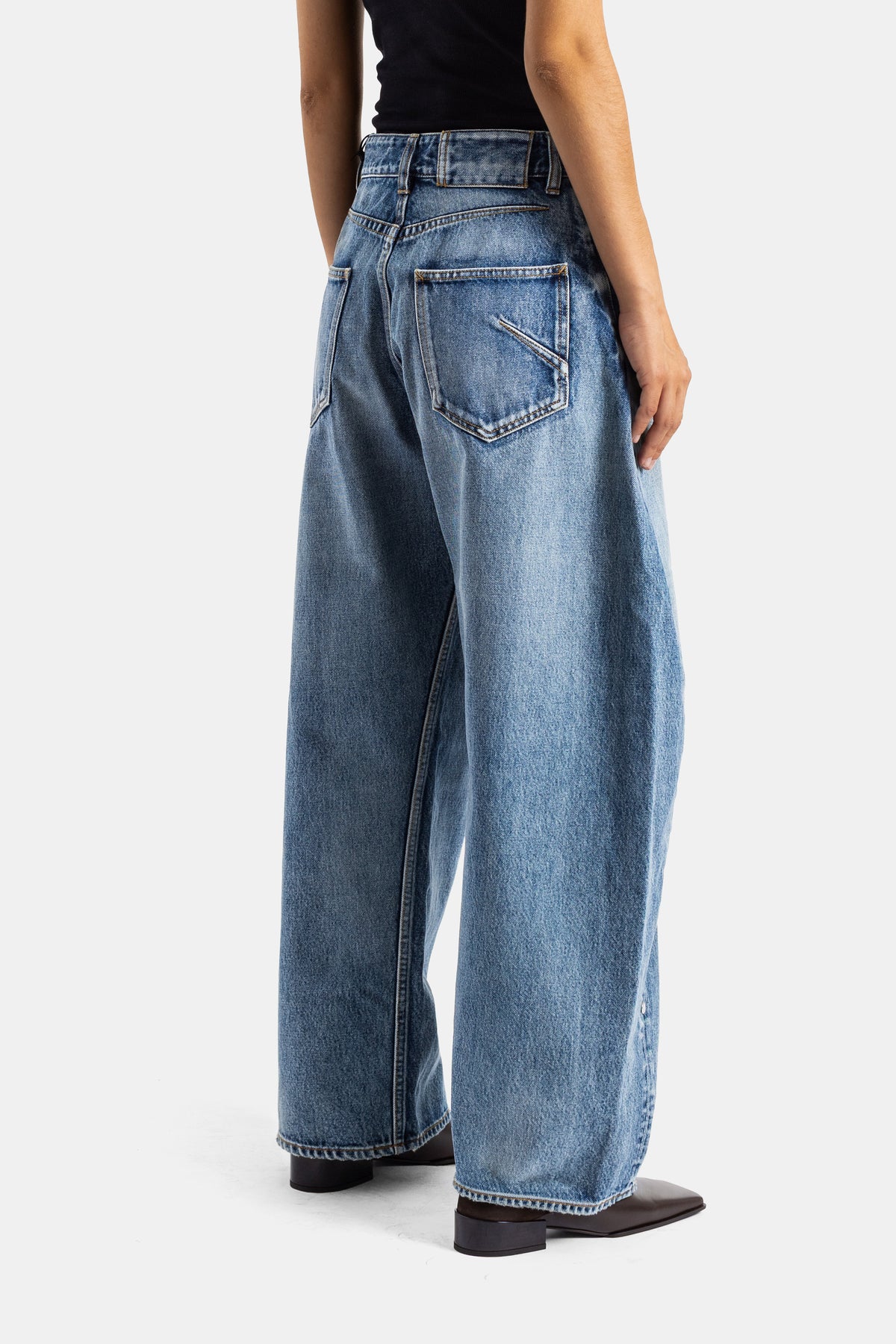Maison Alaïa jean Rodeo dos poches arrière surpiquées denim vintage bleu délavé coupe tonneau ample