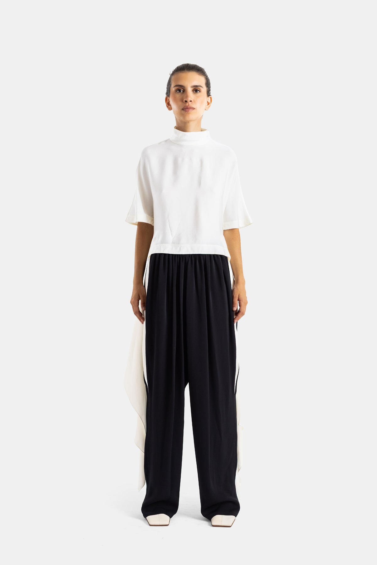 Maison Alaïa top asymétrique oversize col montant manches courtes viscose satinée crème pan drapé