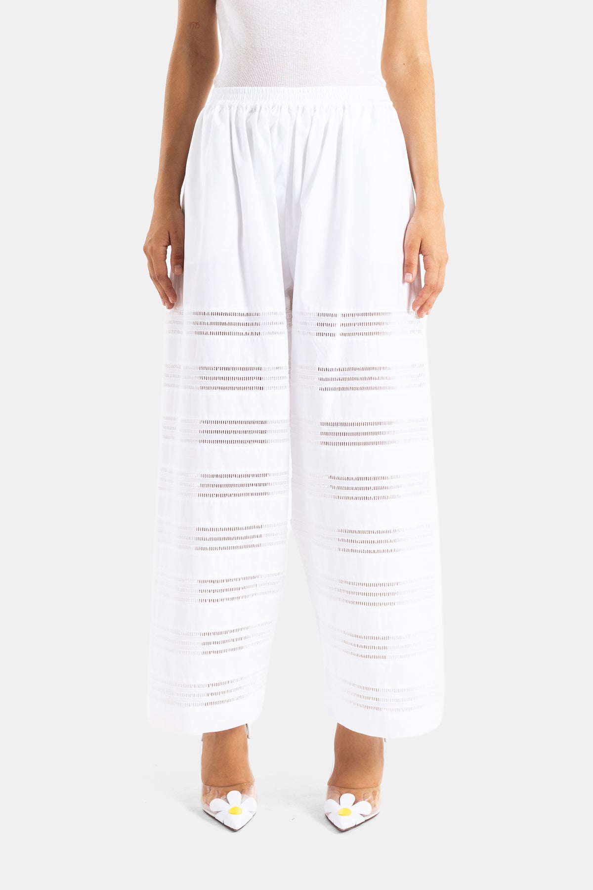 Maison Alaïa pantalon palazzo blanc en popeline de coton ajourée coupe ample taille haute