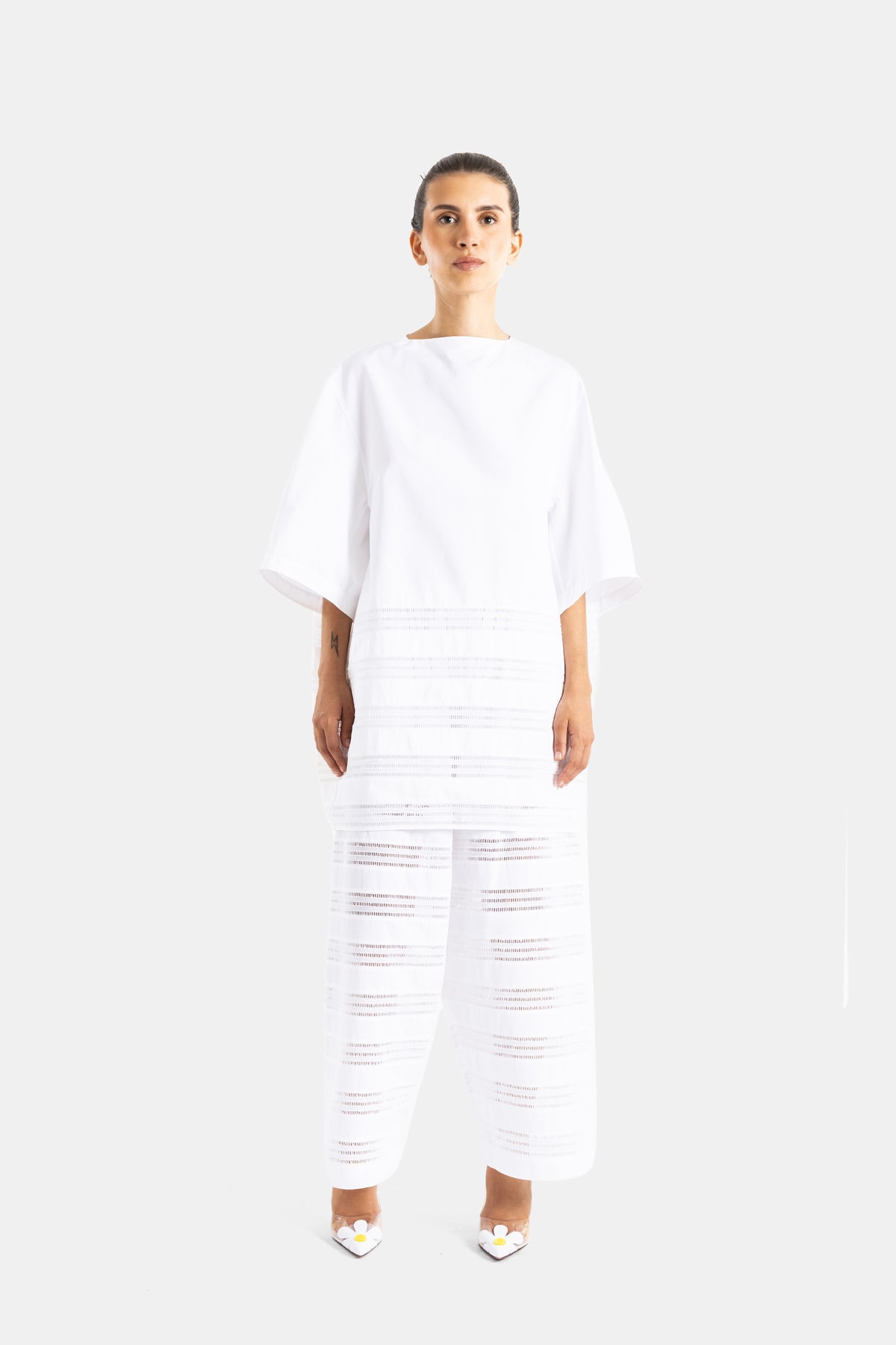 Maison Alaïa ensemble coordonné blanc popeline ajourée look total white porté face escarpins fleurs