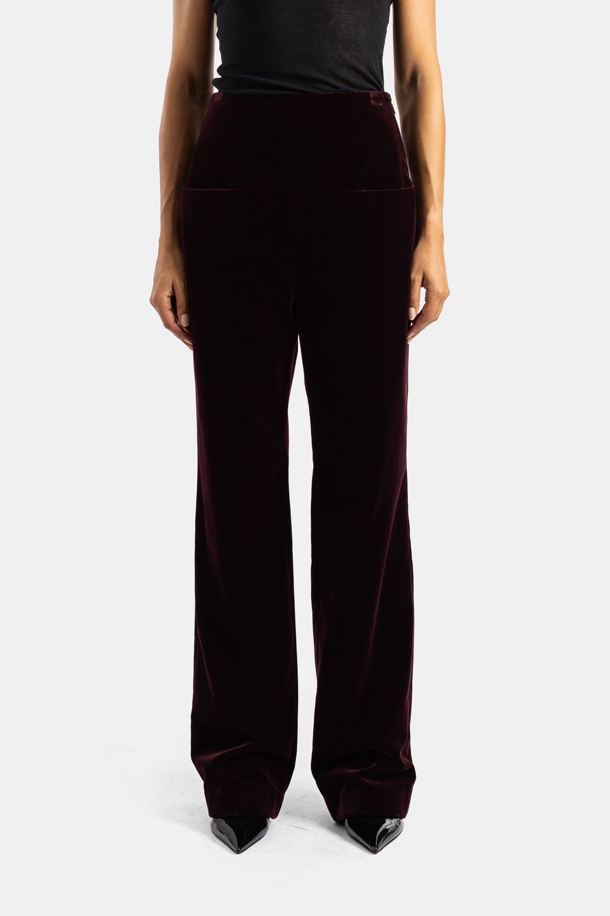 Pantaloni wide-leg a vita alta Maison Alaïa in velluto melanzana, dalla silhouette ampia e caduta setosa.