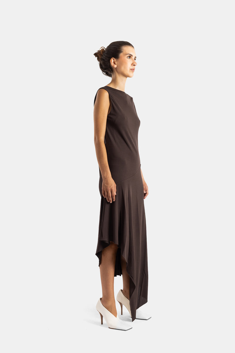 Maison Alaïa robe longue profil latéral drapé asymétrique bas fluide marron chocolat talons blancs