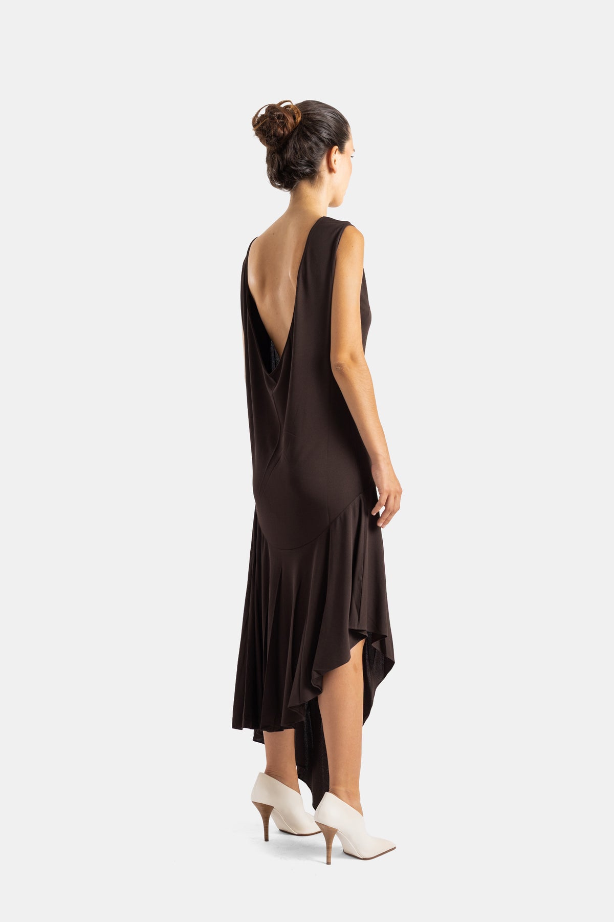 Maison Alaïa robe dos nu échancré jersey crêpe marron chocolat ourlet fluide asymétrique talons blancs
