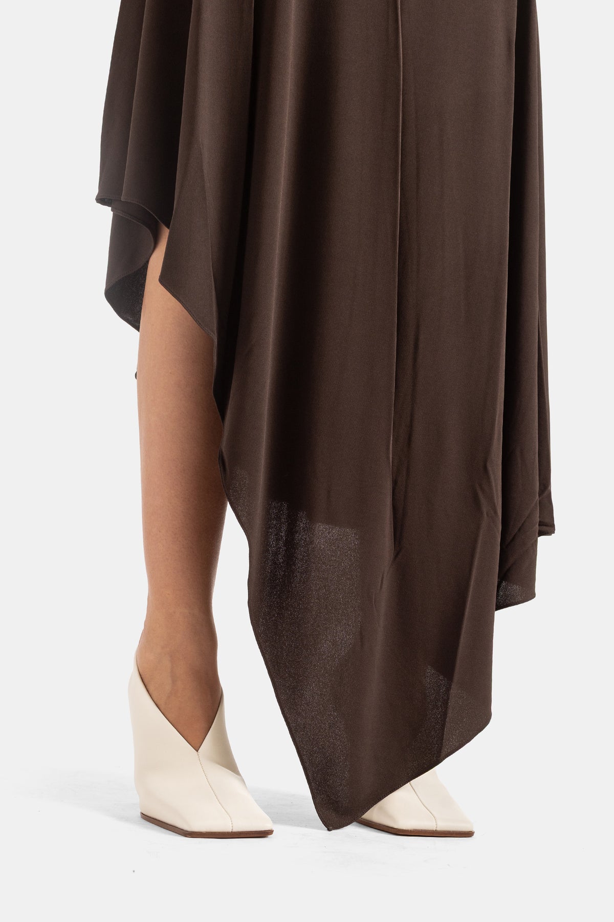 Maison Alaïa détail ourlet pointu asymétrique robe jersey crêpe marron chocolat bottines blanches