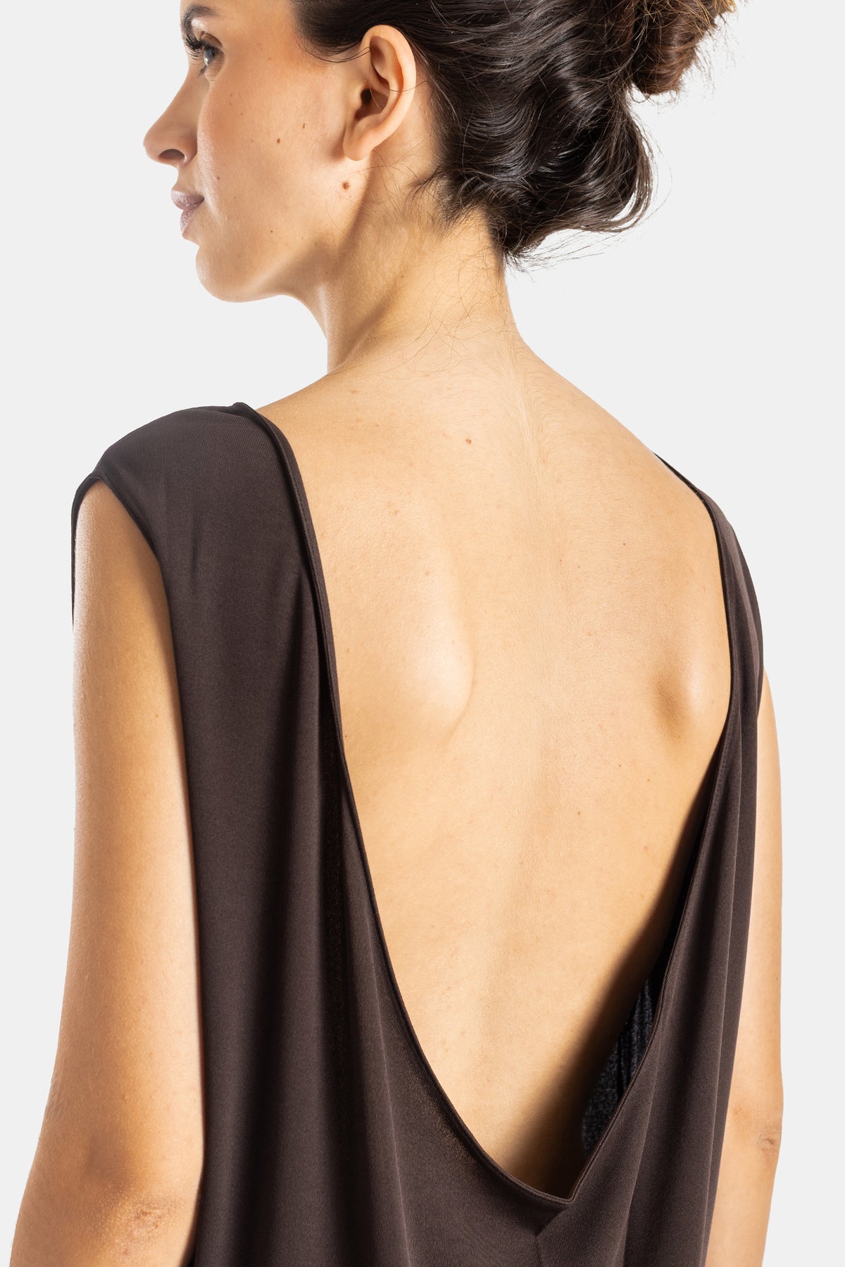 Maison Alaïa encolure dos plongeante jersey crêpe marron chocolat découpe dorsale épurée chignon
