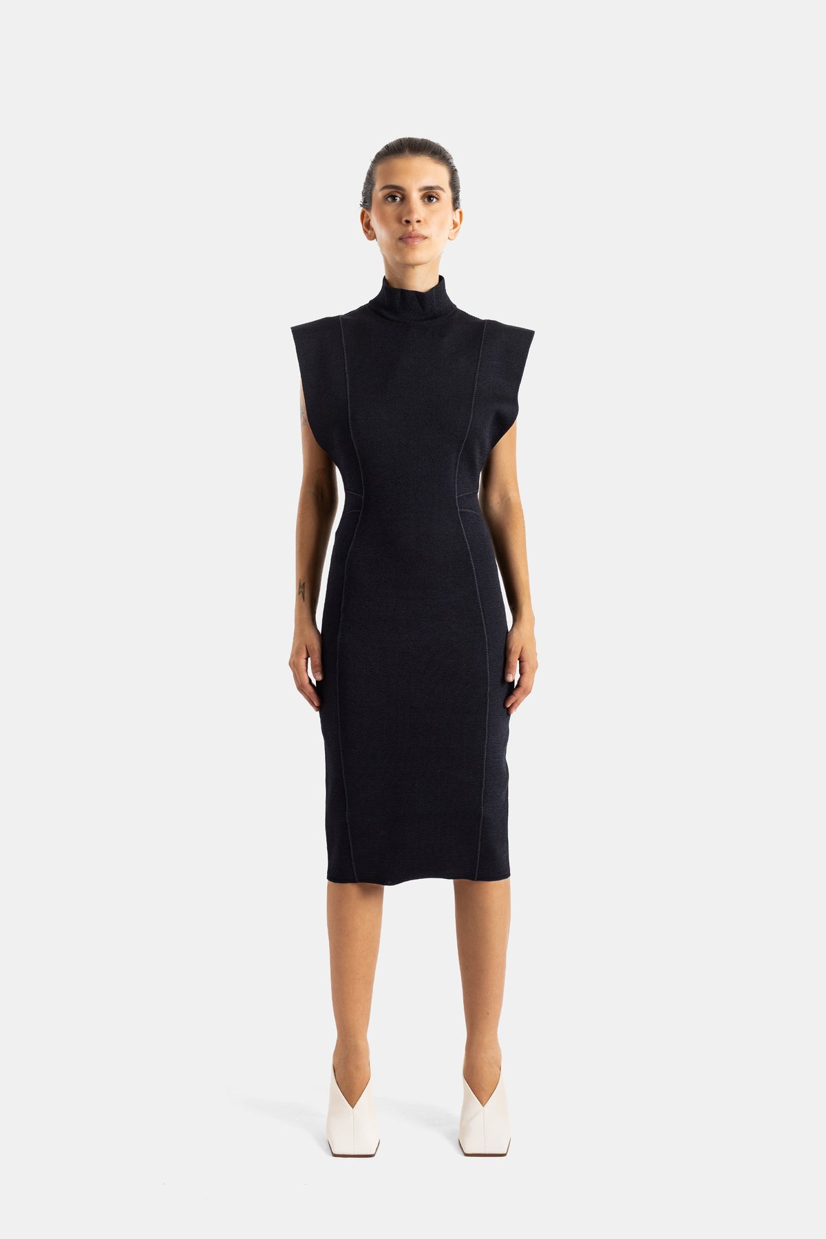 Maison Alaïa robe midi en maille compacte noire col montant sans manches épaules structurées coupe ajustée