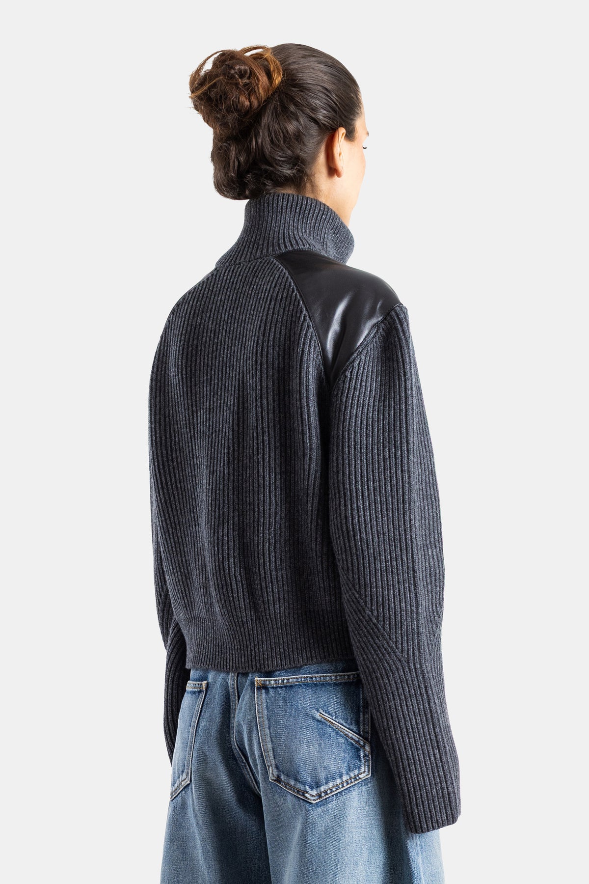 Maison Alaïa dos veste laine côtelée gris foncé, empiècement cuir noir épaules, col roulé structuré