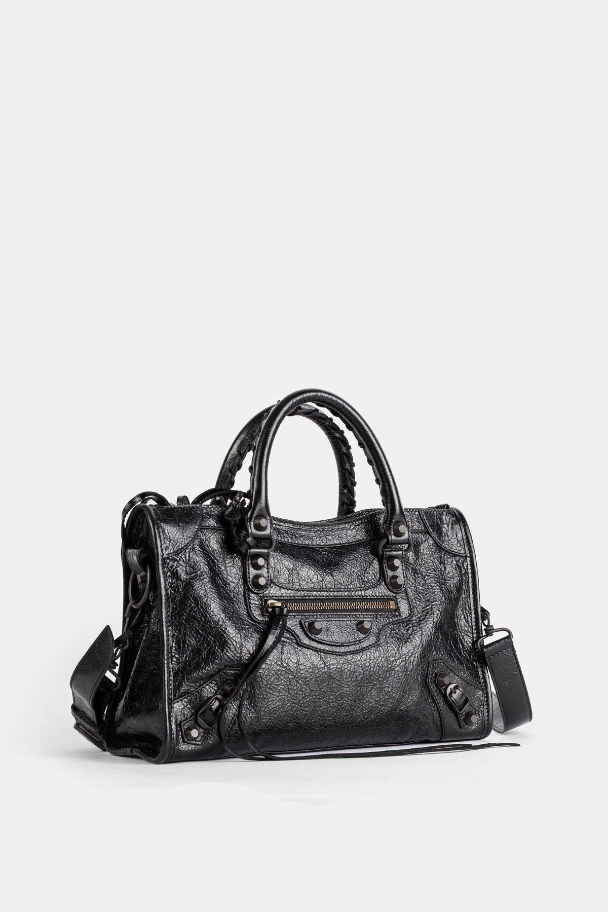 Mini borsa Balenciaga Le City in pelle stropicciata nera con manici intrecciati e tracolla, vista di tre quarti.