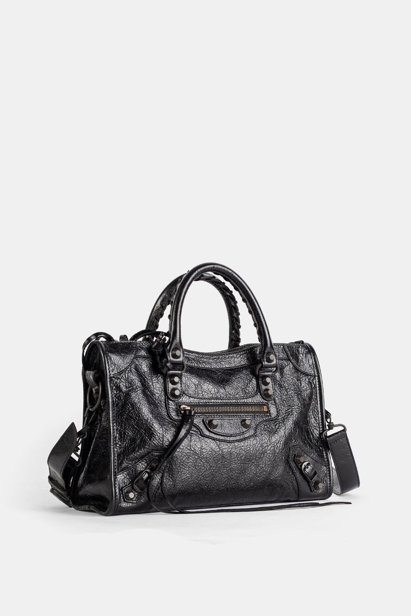 Mini borsa Balenciaga Le City in pelle stropicciata nera con manici intrecciati e tracolla, vista di tre quarti.