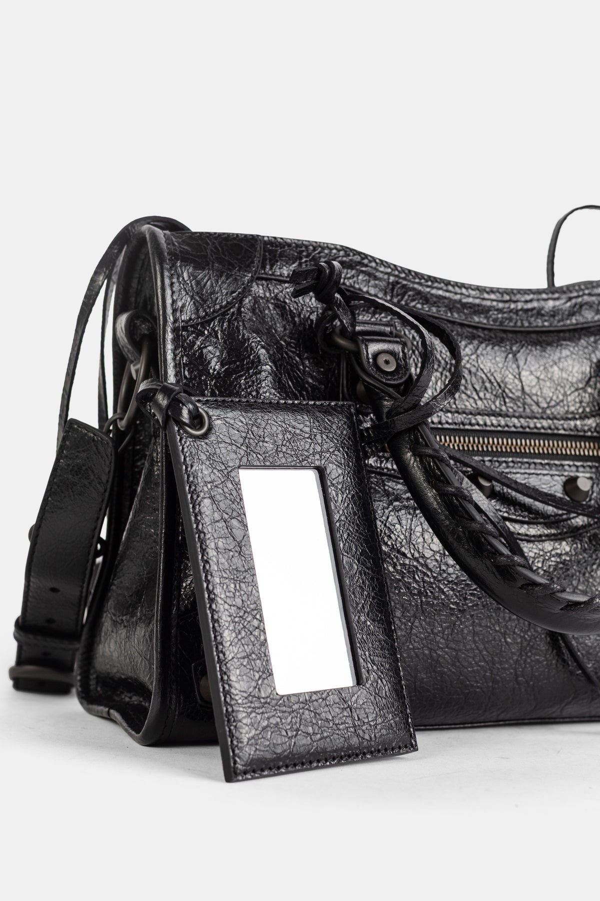 Borsa nera Balenciaga Le City con specchietto compatto in pelle, etichetta pendente e borchie canna di fucile.