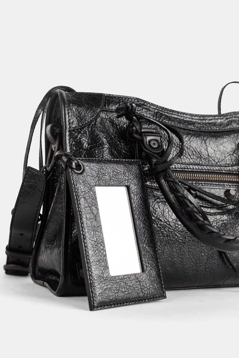 Borsa nera Balenciaga Le City con specchietto compatto in pelle, etichetta pendente e borchie canna di fucile.