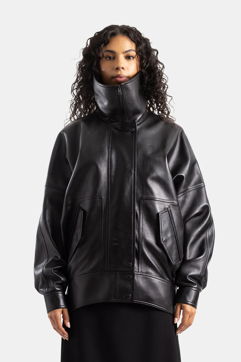 Giubbotto bomber oversize Balenciaga in pelle nera, con collo alto con cerniera e maniche ampie da donna.