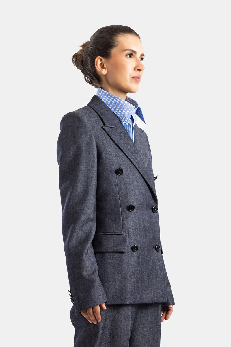 Balenciaga veste denim femme vue de profil, silhouette ajustée, chemise rayée bleue en dessous