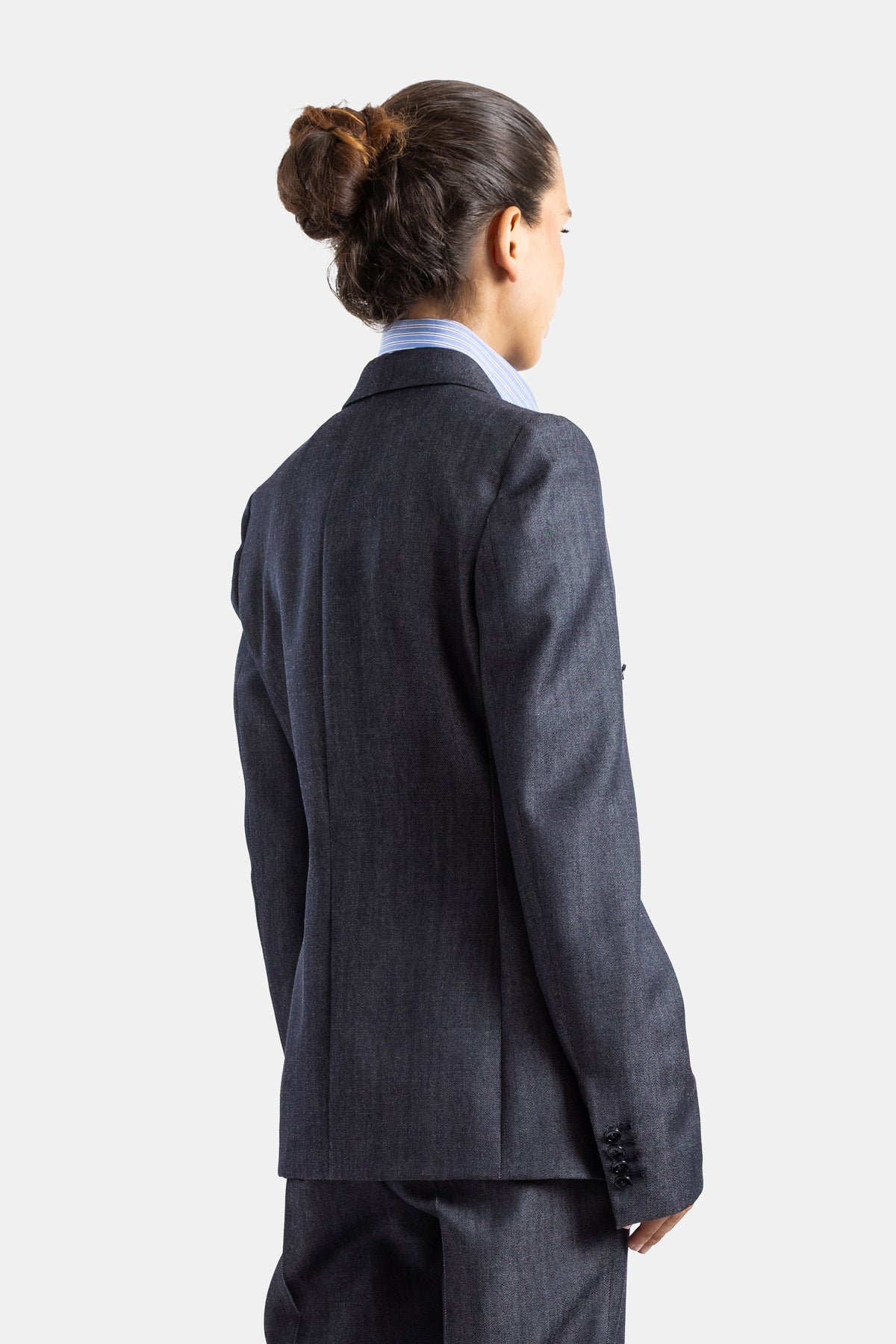 Balenciaga blazer denim femme vue dos, dos centré, boutons manchette noirs, chemise col rayé bleu visible