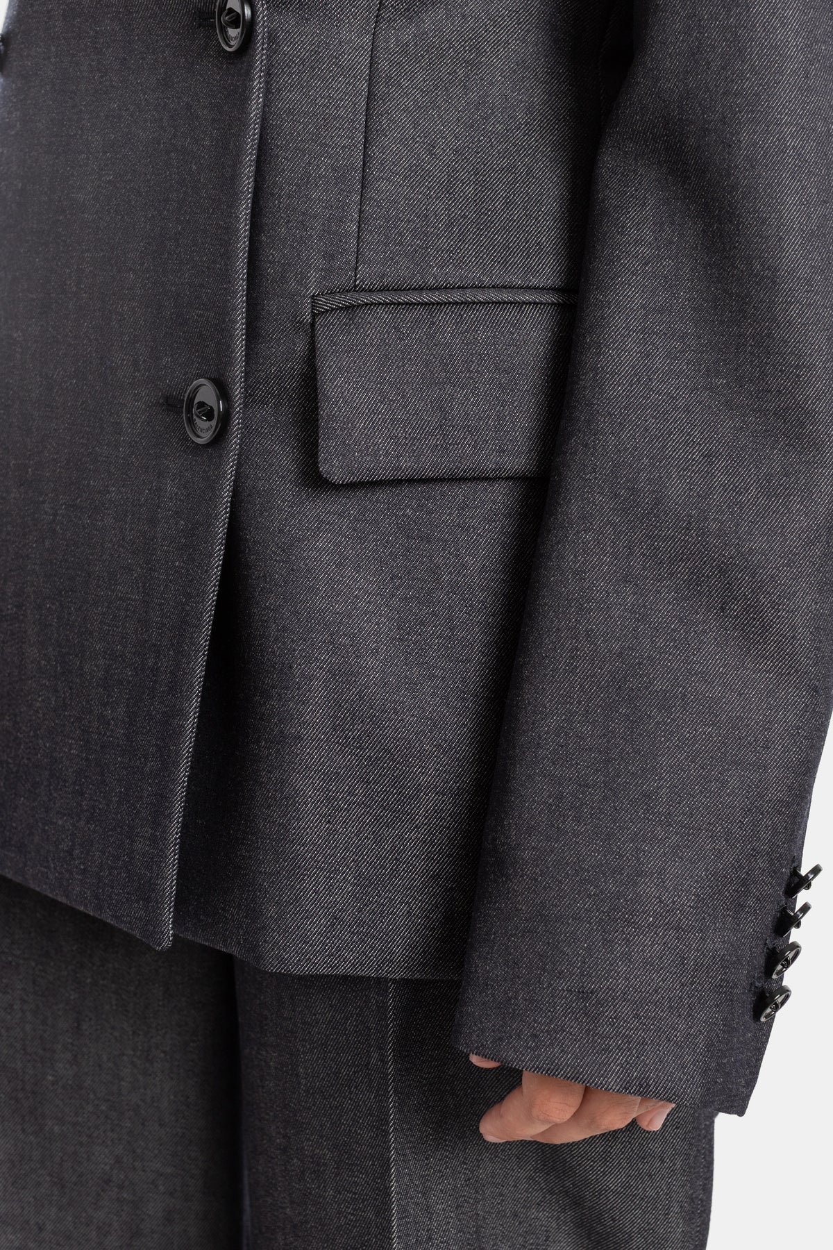 Balenciaga blazer denim femme, zoom poche passepoilée, boutons noirs façade et manchettes, tissu twill gris chiné