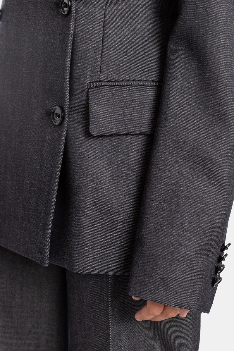 Balenciaga blazer denim femme, zoom poche passepoilée, boutons noirs façade et manchettes, tissu twill gris chiné