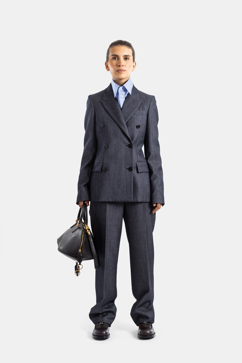 Balenciaga tailleur denim femme, ensemble veste et pantalon assortis, sac bowling cuir noir, look total outfit
