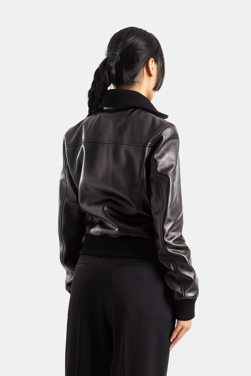 Blusão de pele preto Balenciaga para mulher, costas com faixa canelada, acabamento mate e corte curto cintado