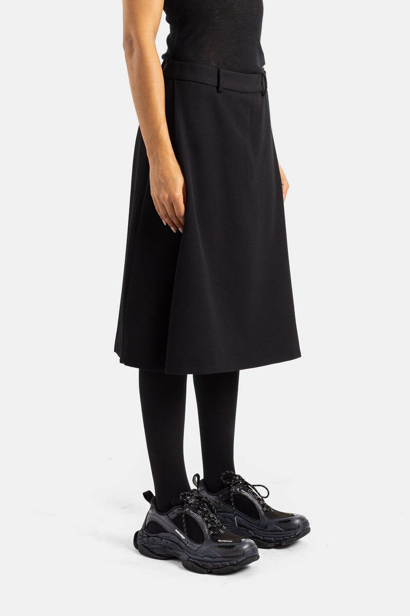 Balenciaga jupe-short Folded vue latérale, silhouette midi laine noire portée avec sneakers chunky