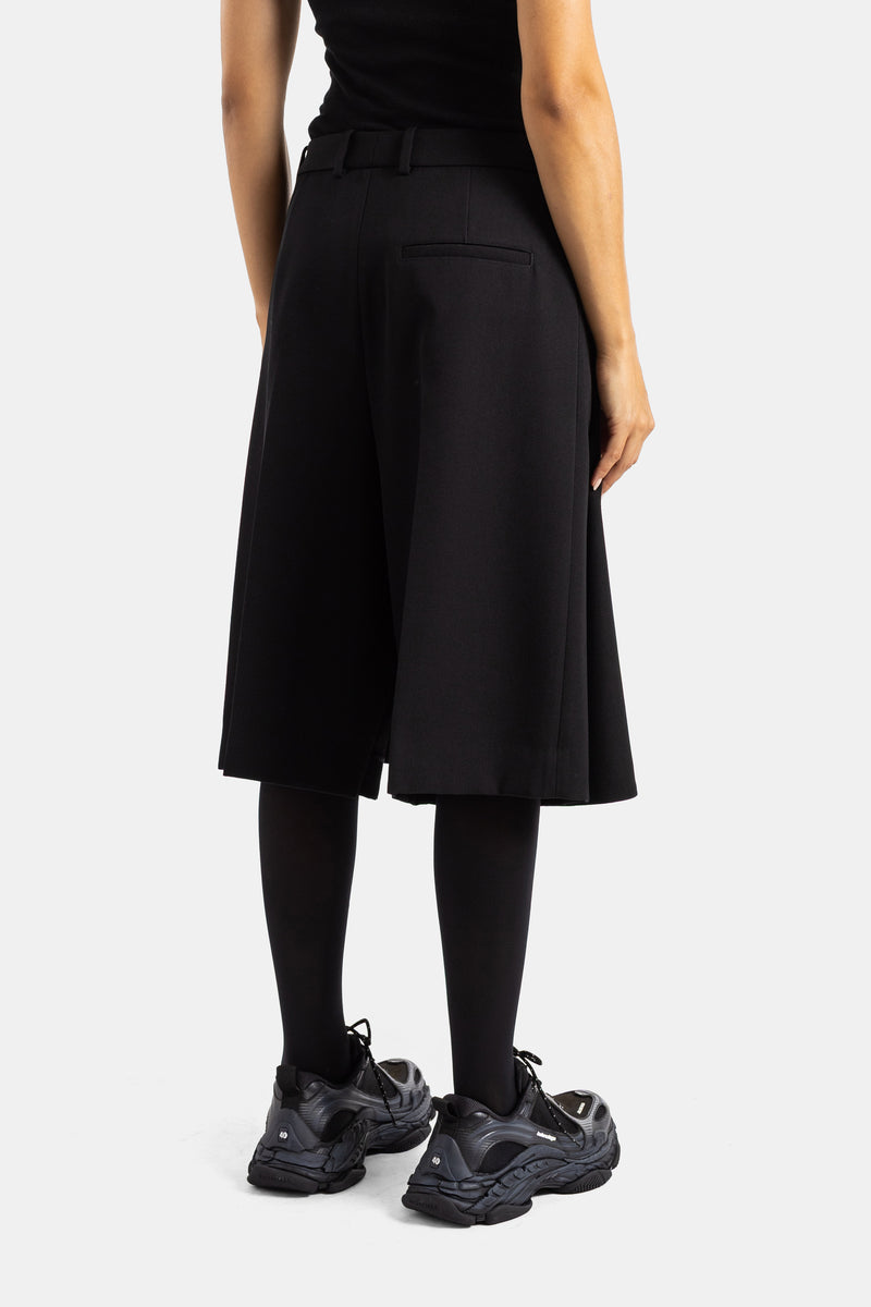 Balenciaga jupe-short Folded dos, poche passepoilée et ceinture en laine noire portée sur collants