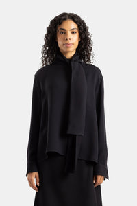 Zwarte soepelvallende blouse met gedrapeerde lavallière - FR 38