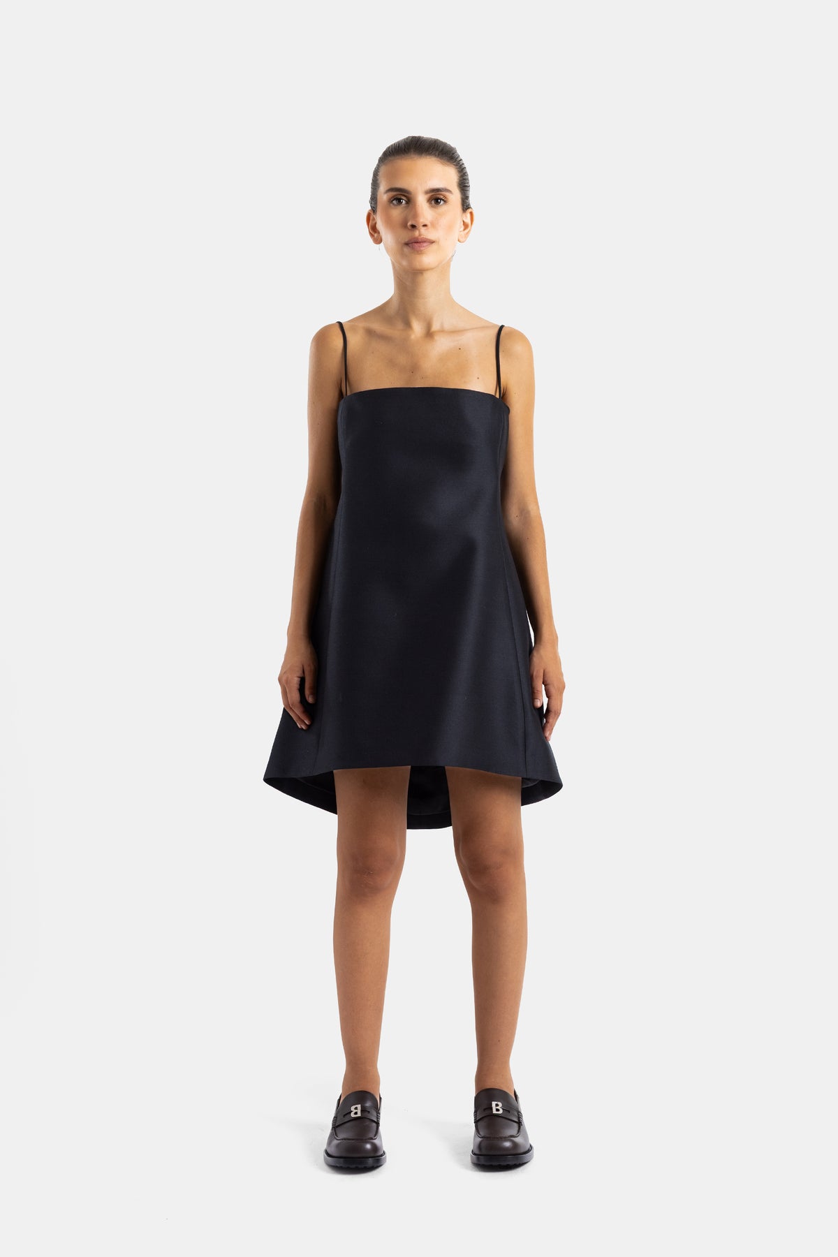 Balenciaga robe babydoll noire à bretelles fines, coupe évasée structurée, encolure droite, tissu dense