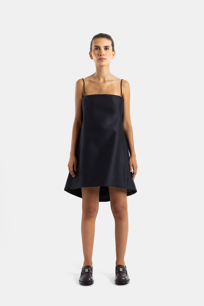 Balenciaga robe babydoll noire à bretelles fines, coupe évasée structurée, encolure droite, tissu dense