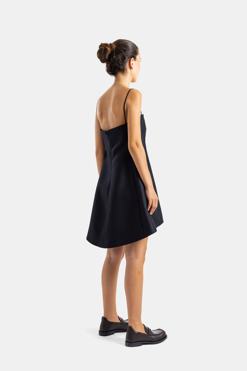 Balenciaga robe babydoll noire dos nu, bretelles fines, jupe évasée mi-cuisse, vue trois quarts arrière