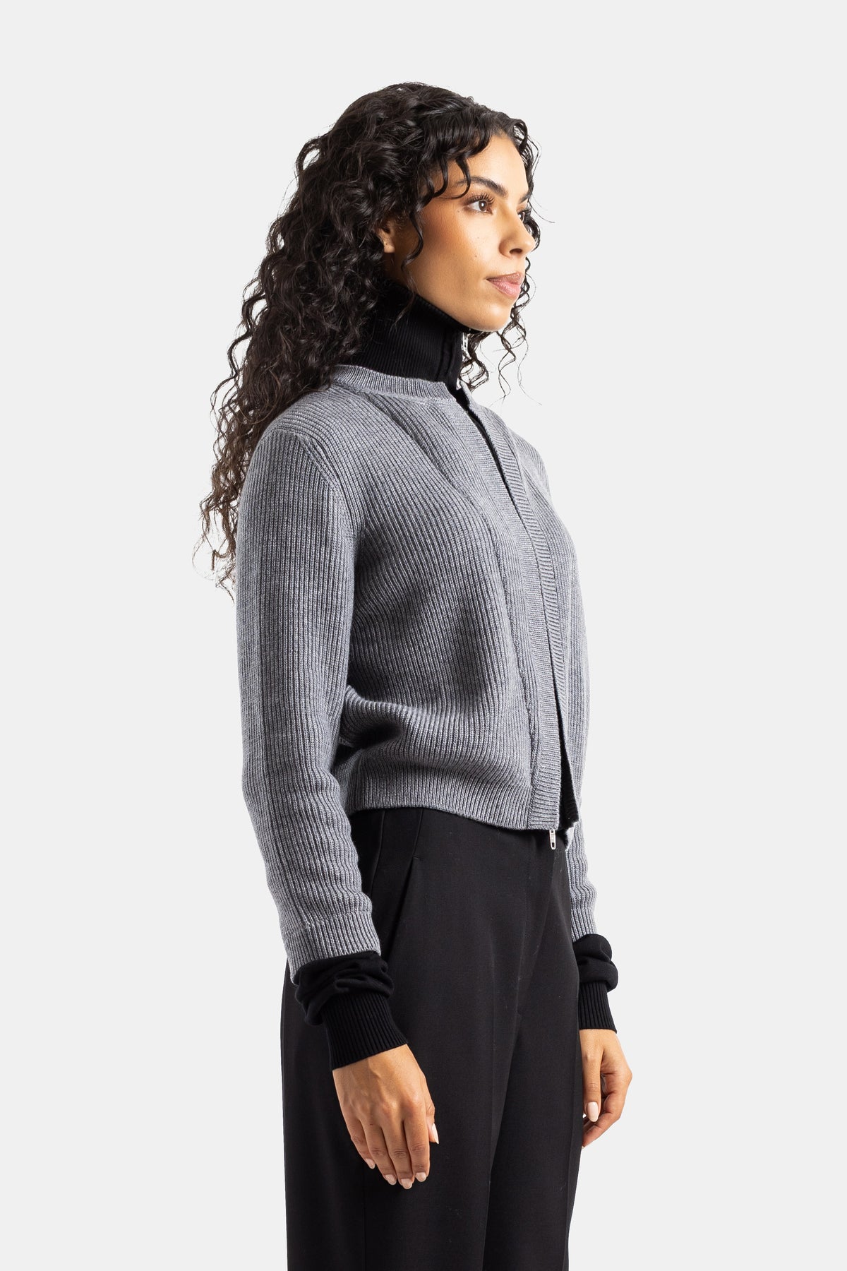 Cardigan donna Balenciaga di profilo in maglia a coste grigia con zip su lupetto nero e maniche lunghe.
