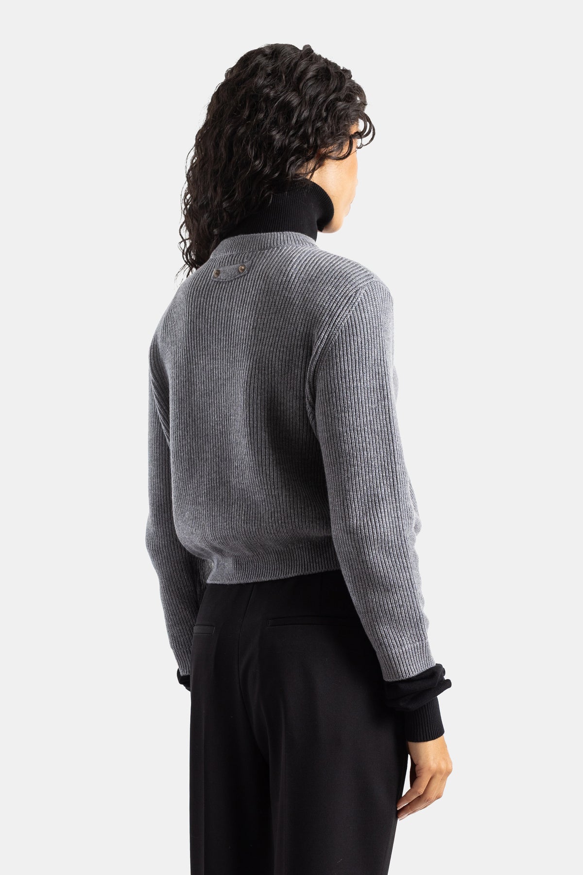 Retro del cardigan Balenciaga in maglia a coste grigia con dettagli bottoni sulla spalla e collo alto nero donna.