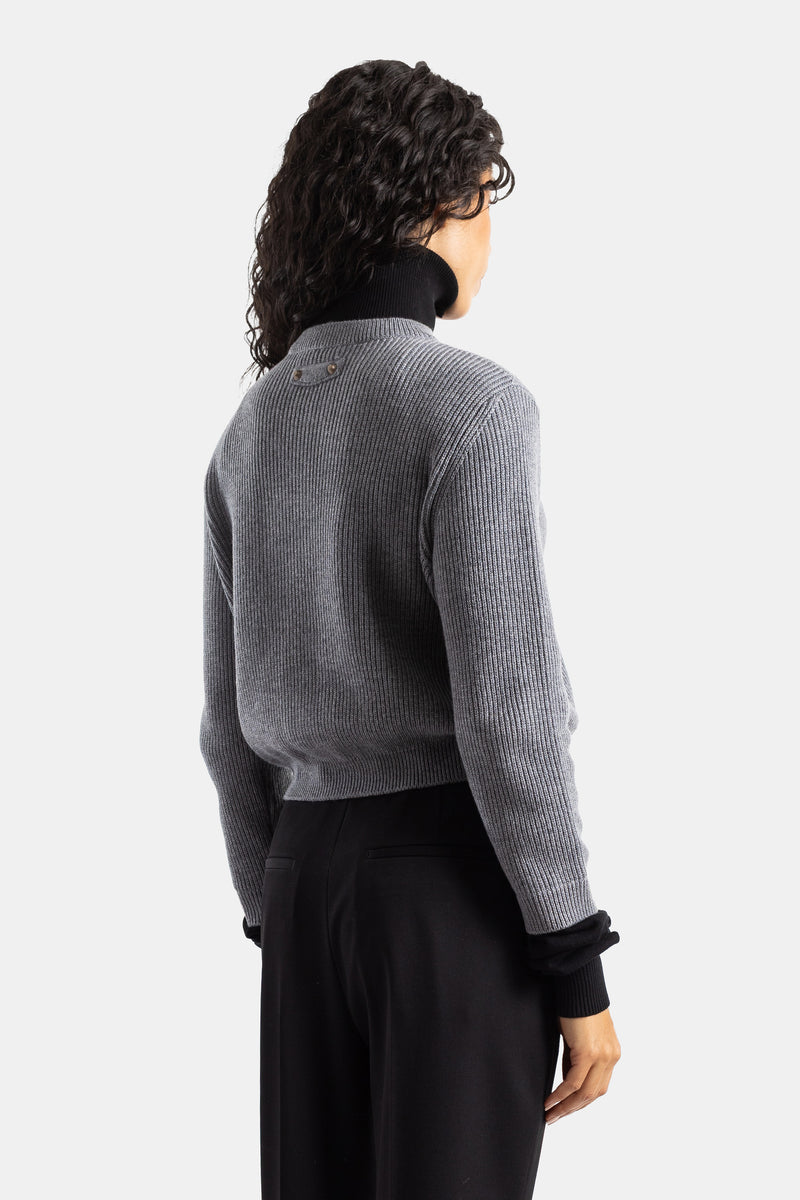 Retro del cardigan Balenciaga in maglia a coste grigia con dettagli bottoni sulla spalla e collo alto nero donna.