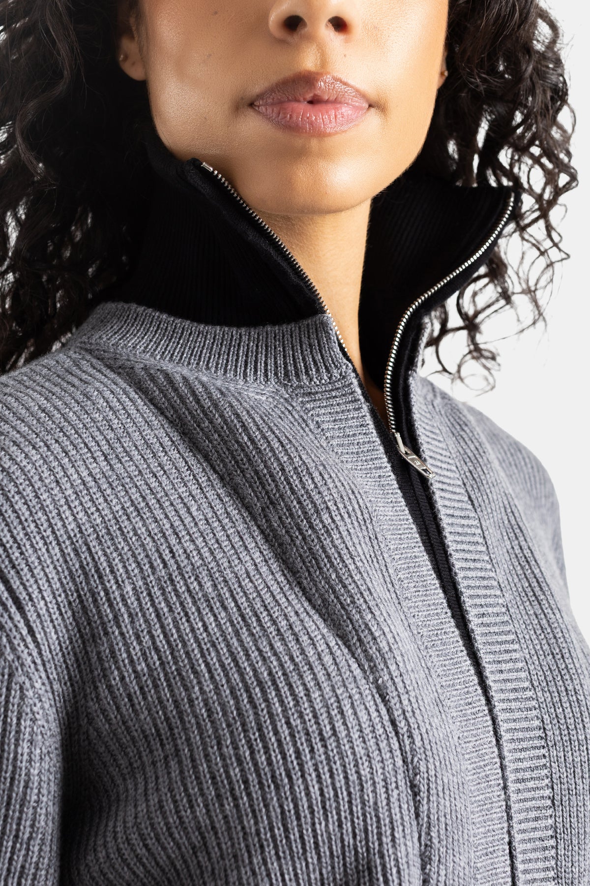Cardigan zippato Balenciaga con cerniera argentata e dettaglio del collo a coste grigio e nero per donna.