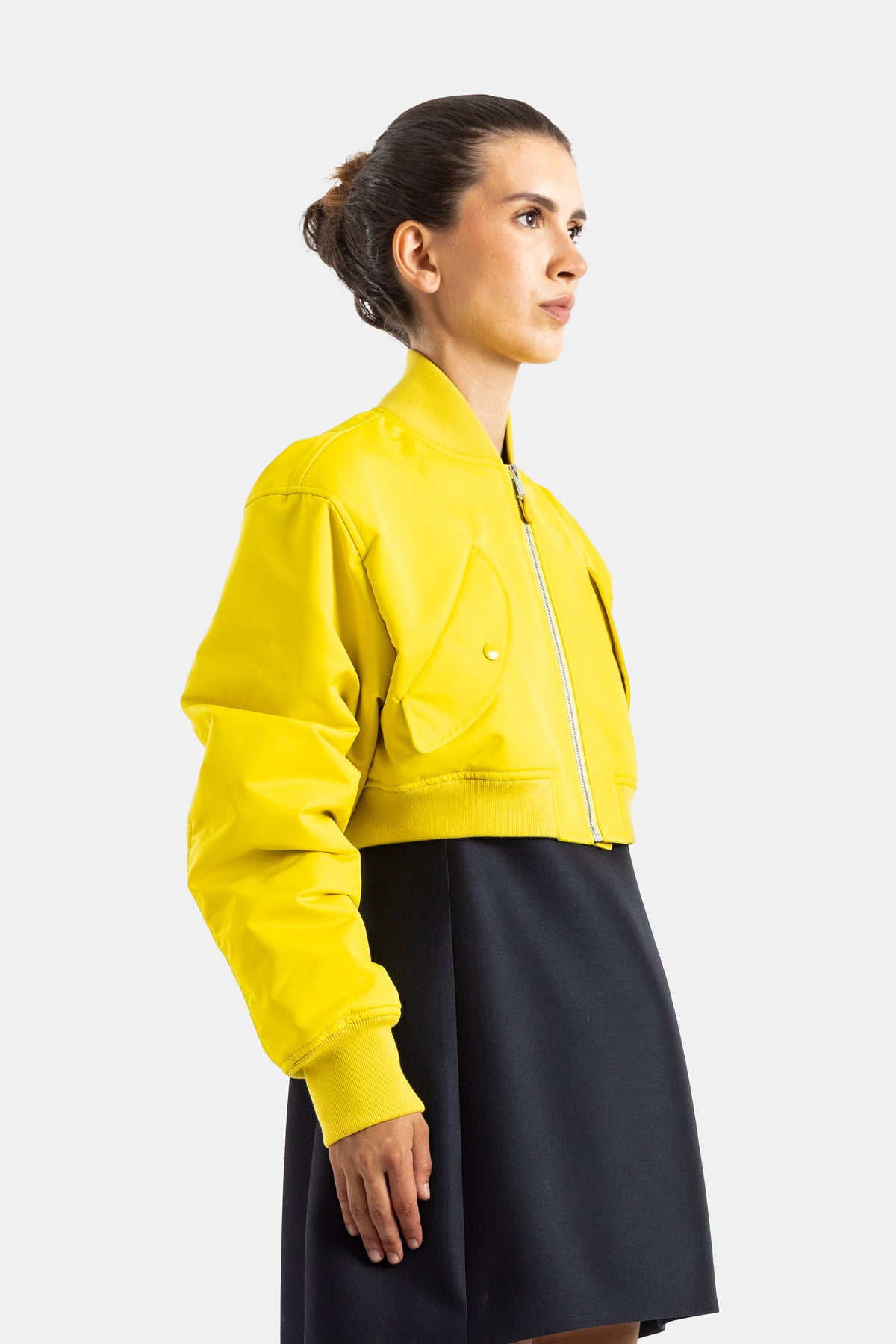 Balenciaga blouson bomber jaune cuir synthétique profil femme, col côtelé et manches oversize