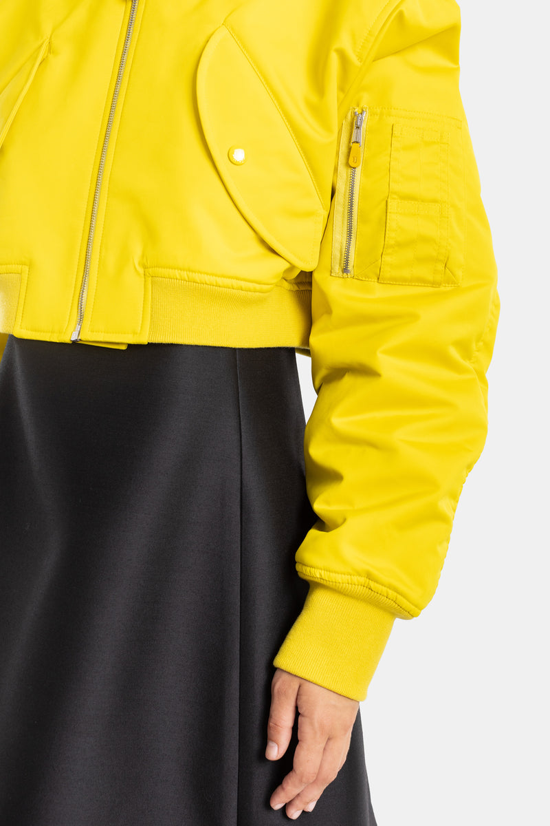 Balenciaga bomber jaune détail poches zippées manchette côtelée élastiquée, porté sur jupe noire