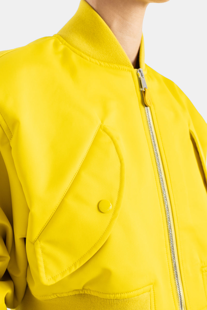 Balenciaga bomber jaune gros plan col côtelé, zip argenté et poche poitrine boutonnée en satin