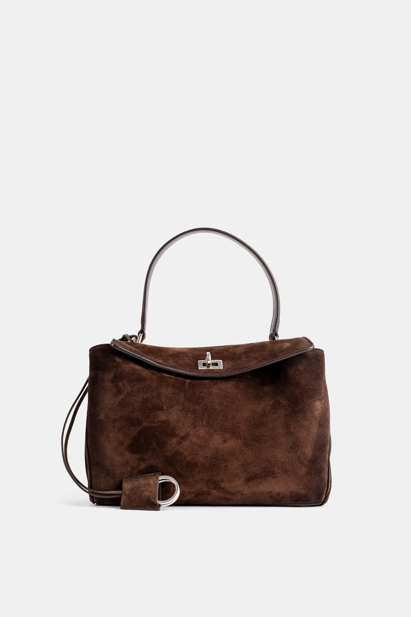 Mala de ombro Balenciaga Rodeo S em camurça aveludada tom castanho-chocolate e fecho rotativo prateado.
