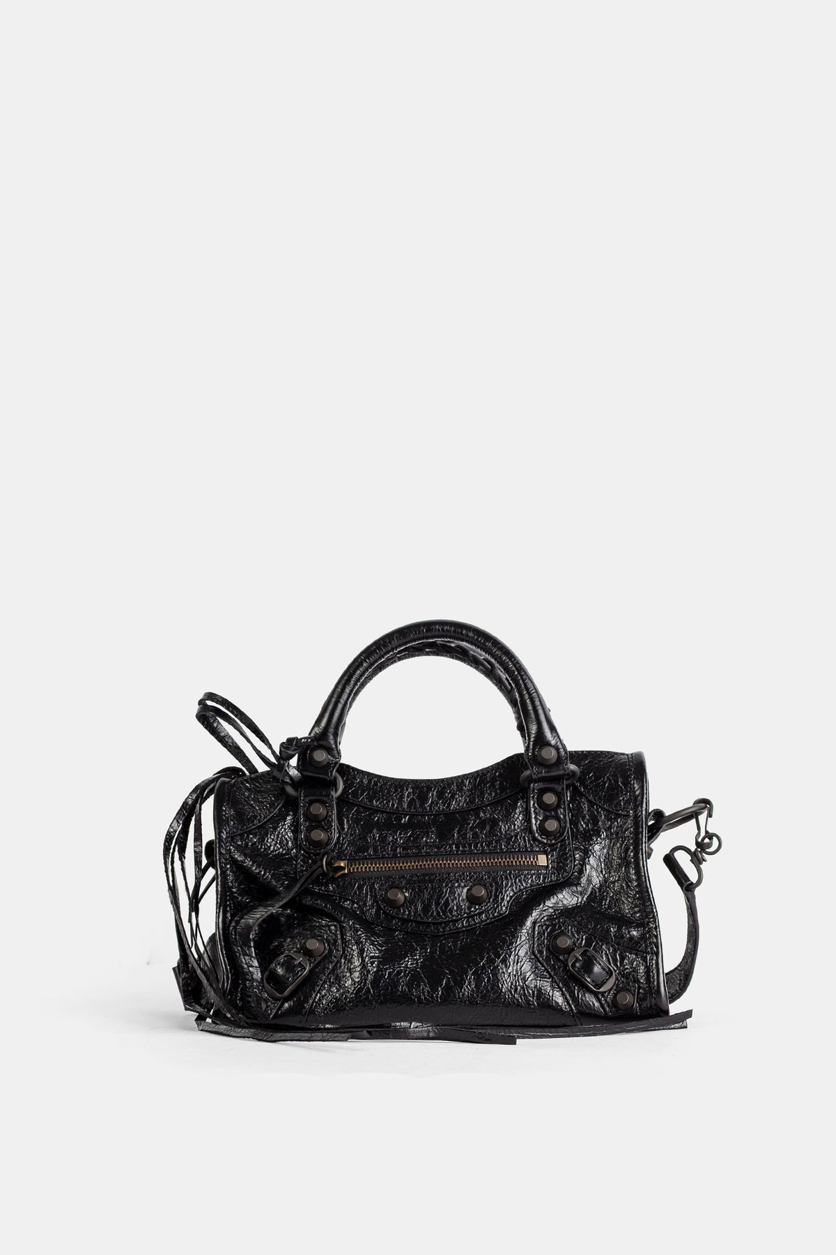 Borsa Balenciaga City Mini in pelle stropicciata nera, dotata di borchie iconiche e una tracolla regolabile.