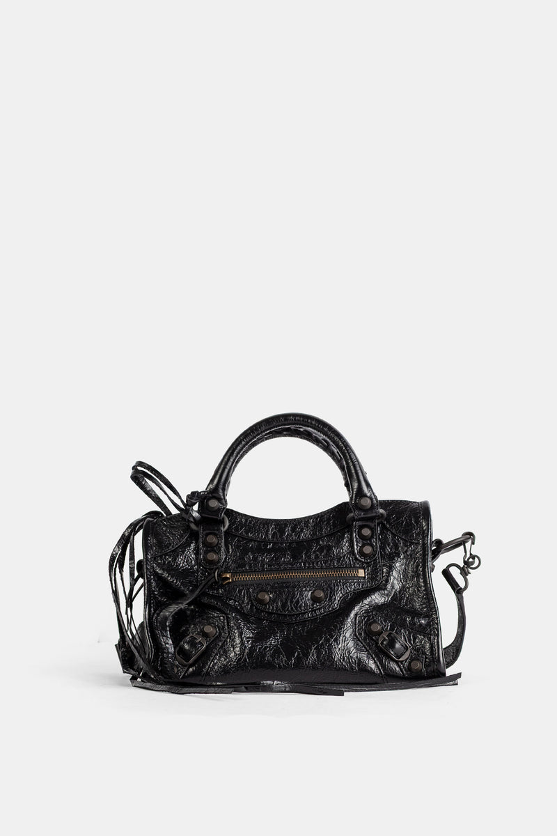 Borsa Balenciaga City Mini in pelle stropicciata nera, dotata di borchie iconiche e una tracolla regolabile.