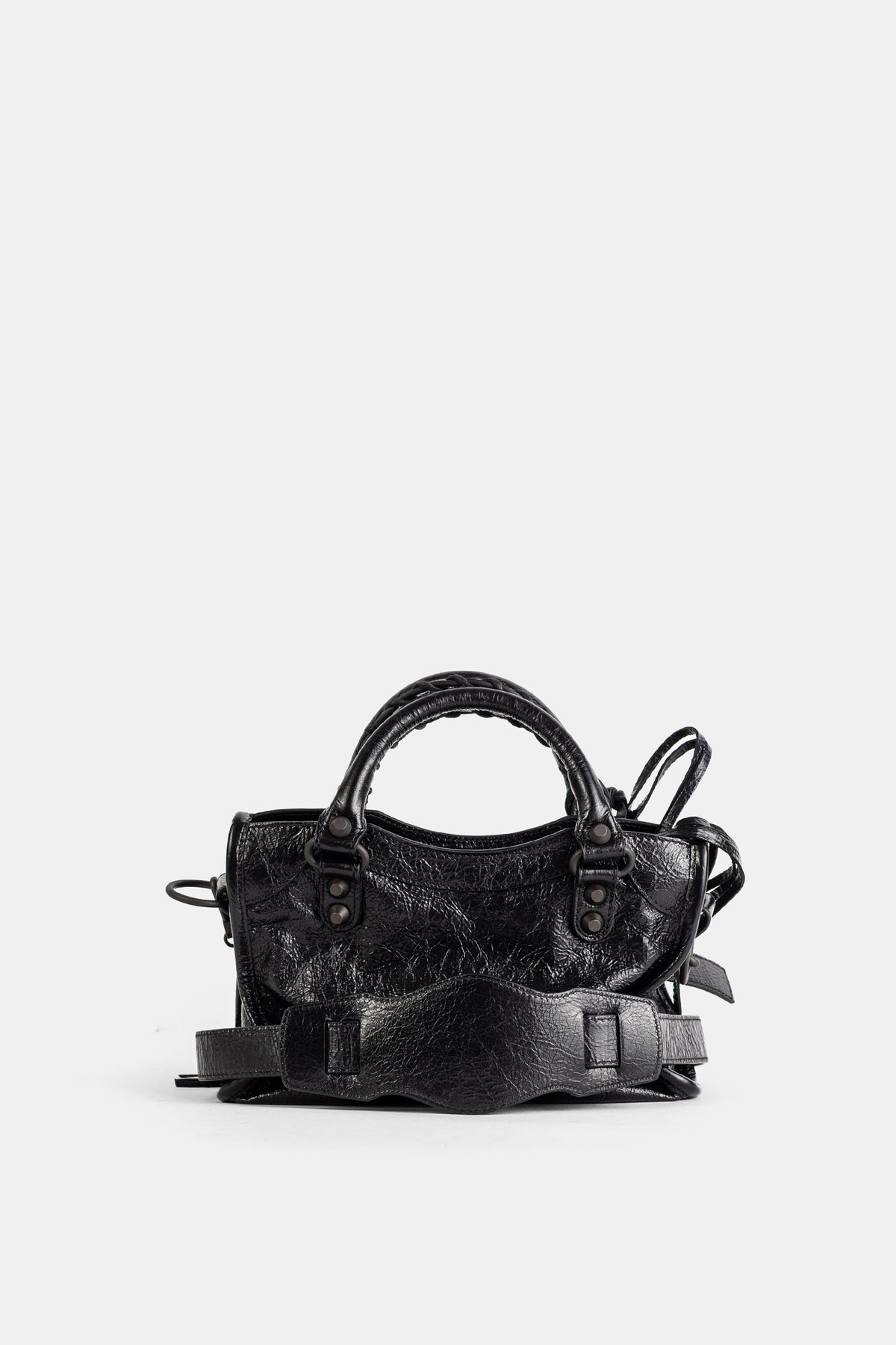 Balenciaga Le City Mini nero visto di fronte, con dettagli metallici tono su tono e tracolla regolabile sul davanti.