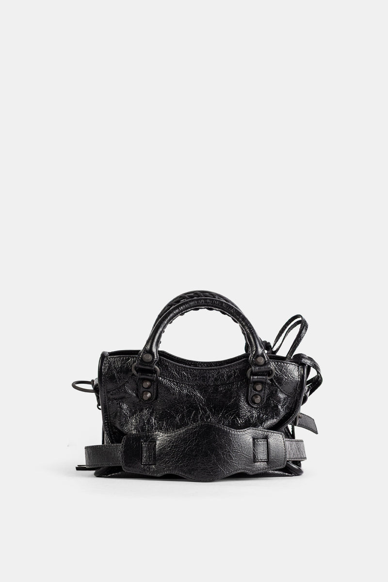 Balenciaga Le City Mini nero visto di fronte, con dettagli metallici tono su tono e tracolla regolabile sul davanti.