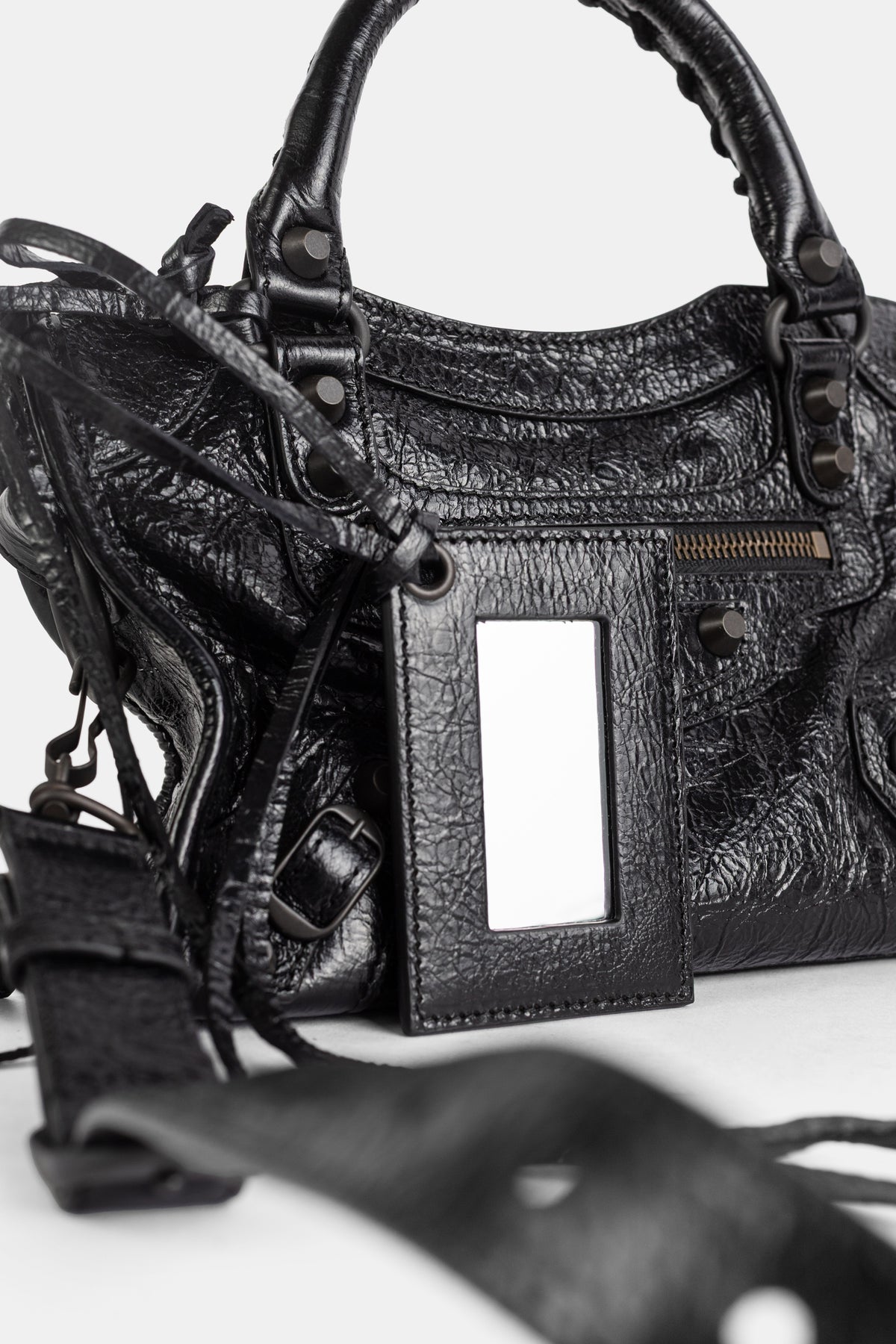 Balenciaga Le City Mini nero, con portamonete con zip, finestra trasparente e nappina in pelle stropicciata.