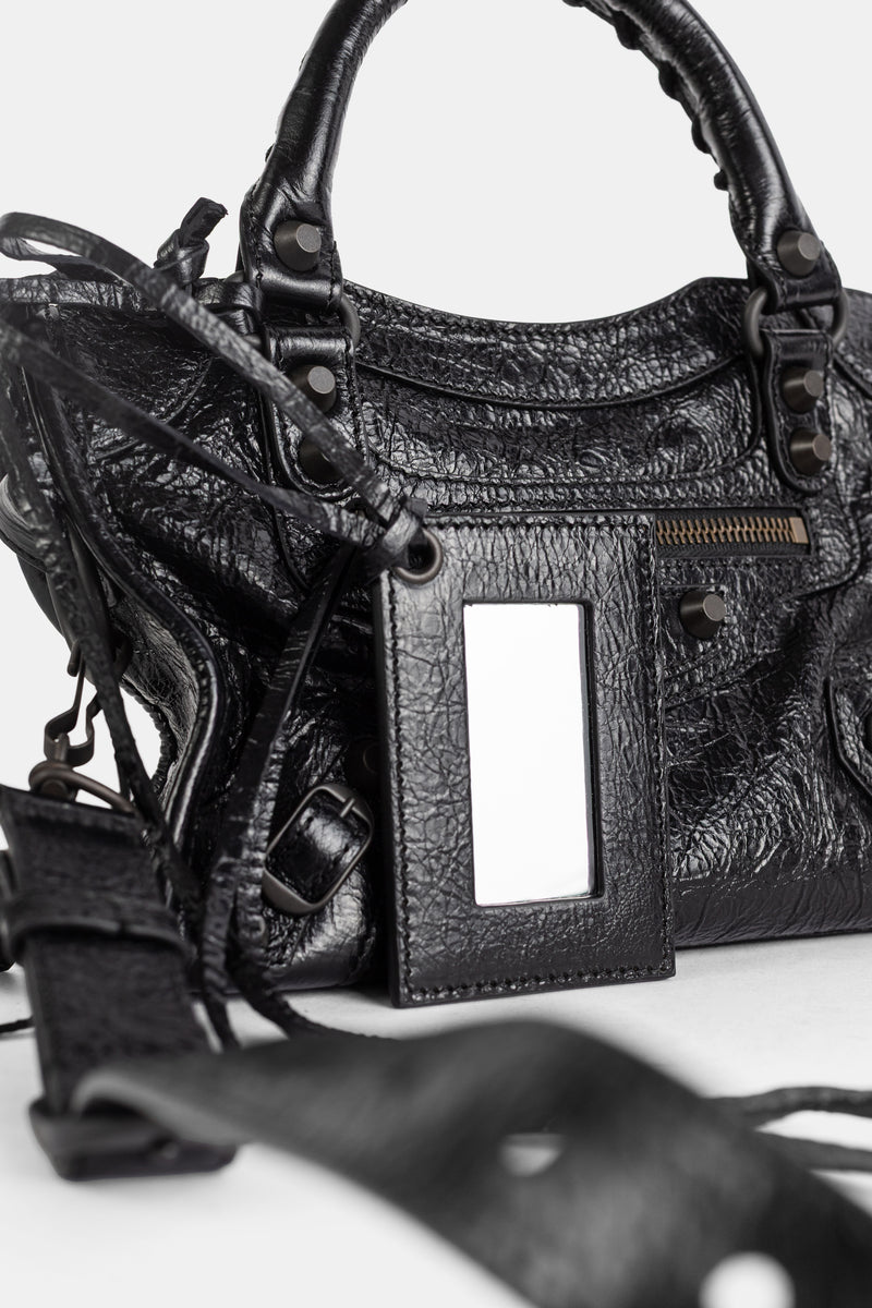 Balenciaga Le City Mini nero, con portamonete con zip, finestra trasparente e nappina in pelle stropicciata.