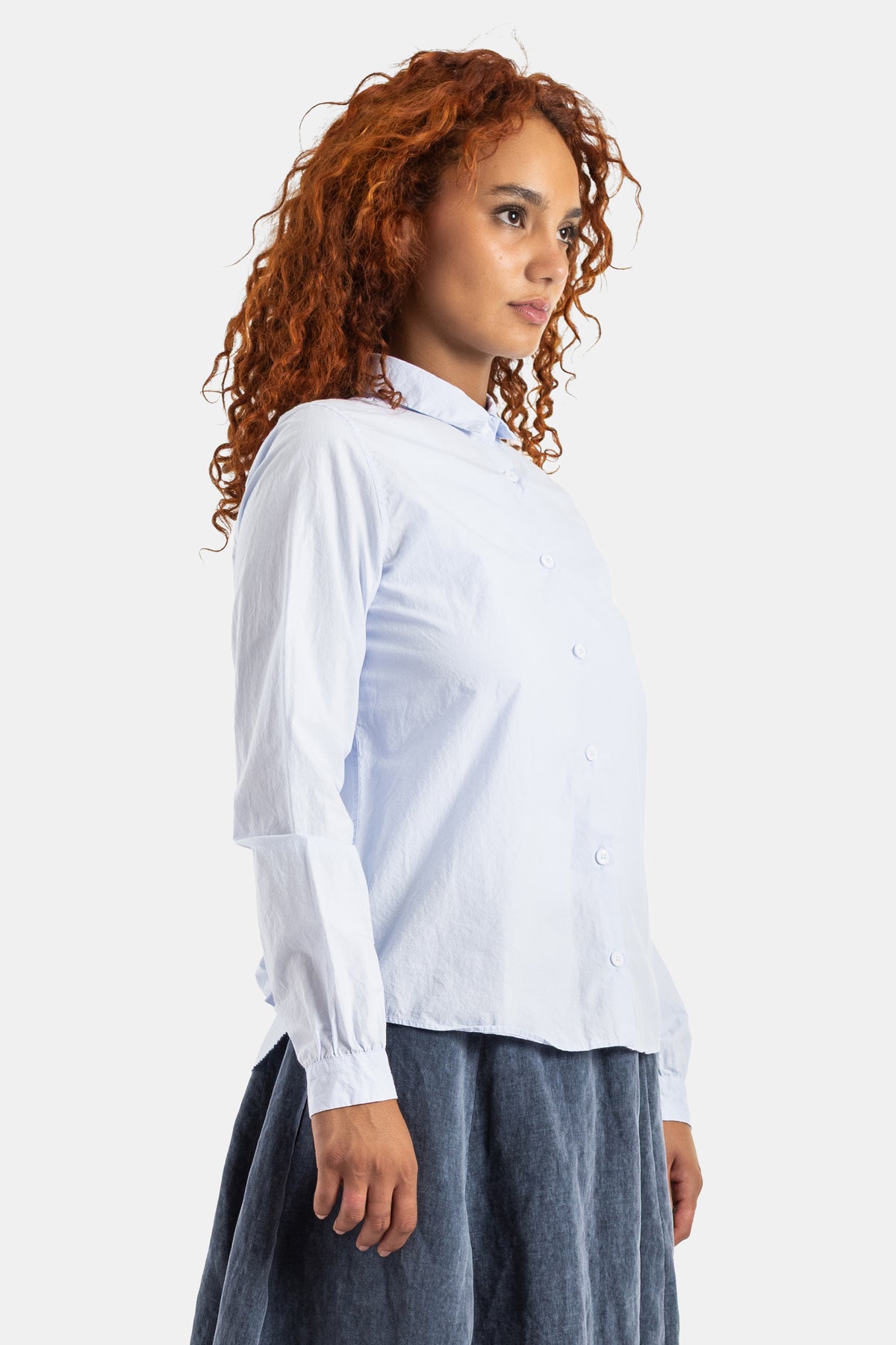 Bergfabel chemise Tyrol boutonnée profil vue côté silhouette loose légèrement évasée tissu coton bleu ciel femme