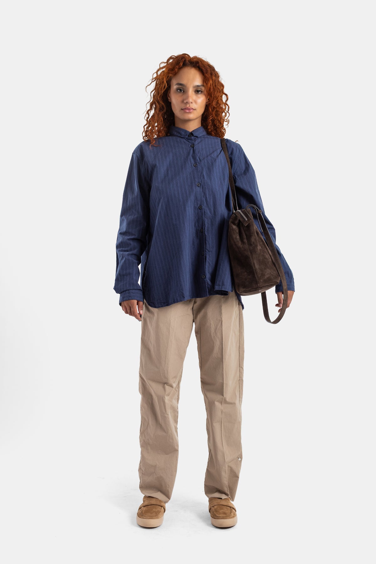 Bergfabel Tirol Damenhemd kombiniert mit beiger Hose und brauner Umhängetasche für einen lässig-eleganten Look