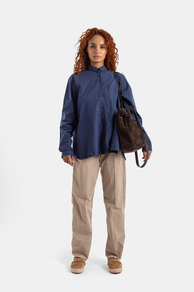 Camisa Bergfabel Tyrol combinada con pantalón beige y bolso bandolera marrón, look casual chic de mujer