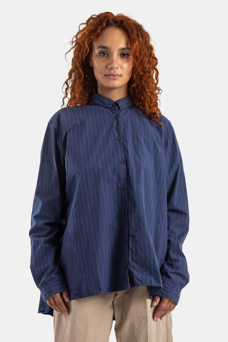 Camisa Bergfabel Tyrol de mujer con cuello mao, corte amplio y rayas tono sobre tono azul marino en algodón arrugado