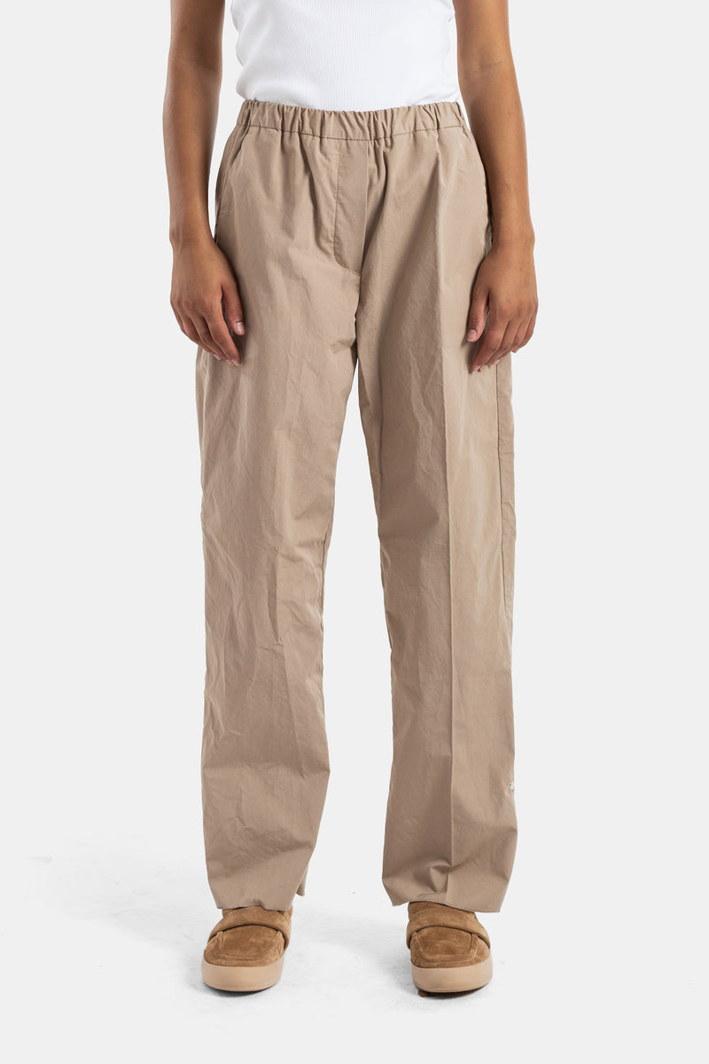 Pantalón holgado Bergfabel Silvy con cintura elástica en algodón arrugado beige arena corte recto mujer